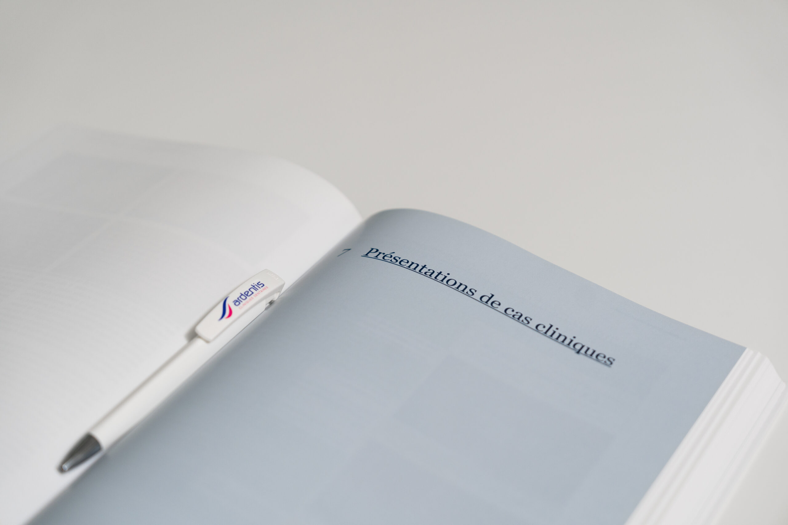 Publication scientifique en implantologie dentaire chirurgie avancée et techniques implantaires