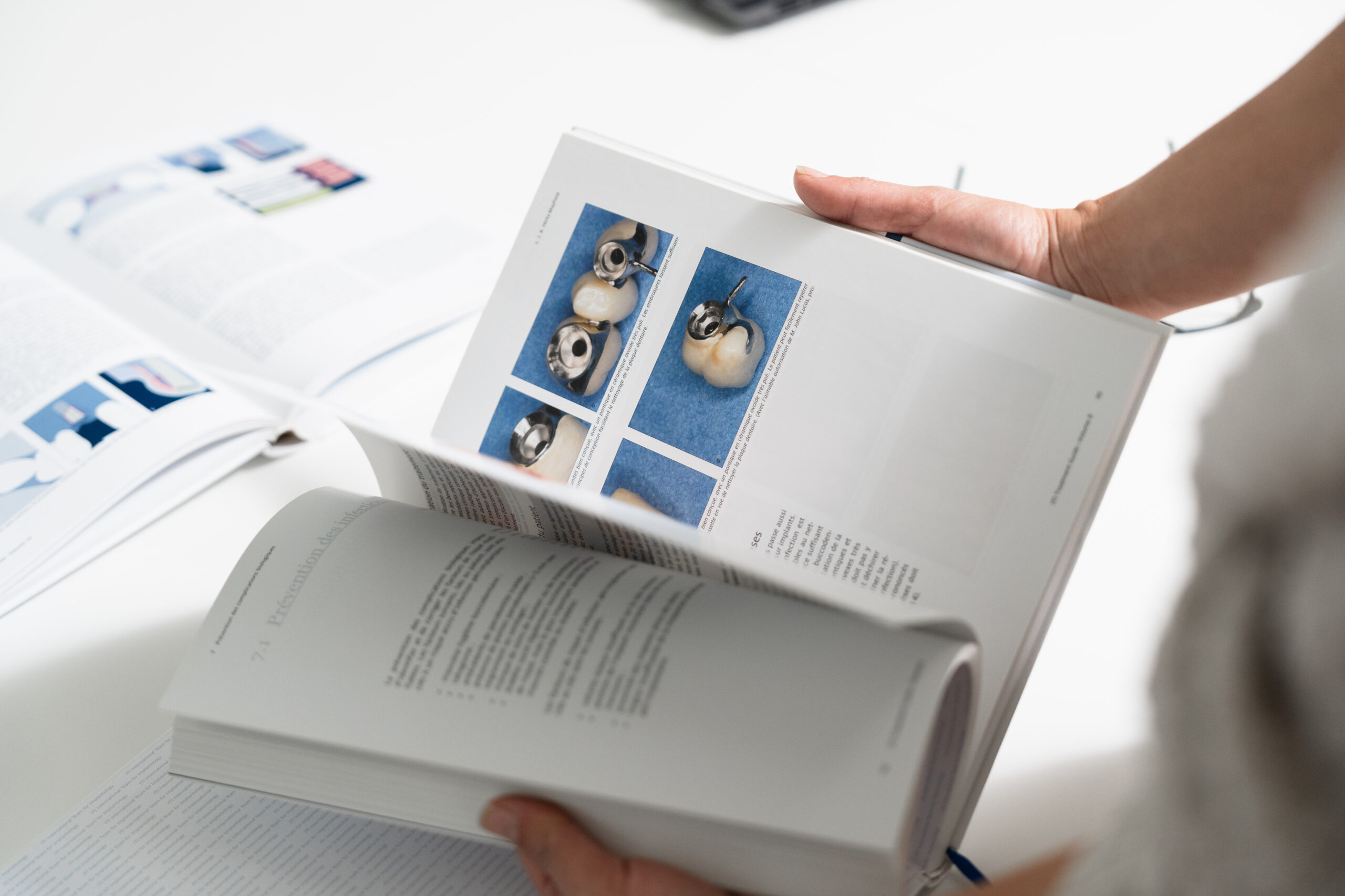 Publication scientifique en implantologie dentaire complications et suivi des traitements implantaires