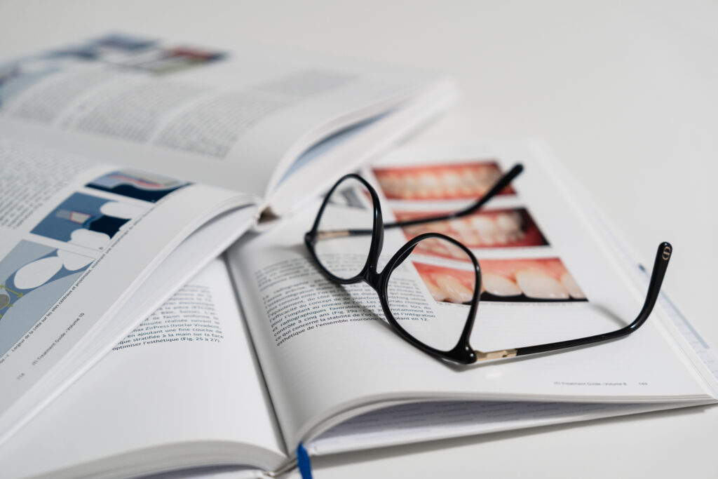 Publication scientifique en implantologie dentaire analyse clinique et suivi des implants