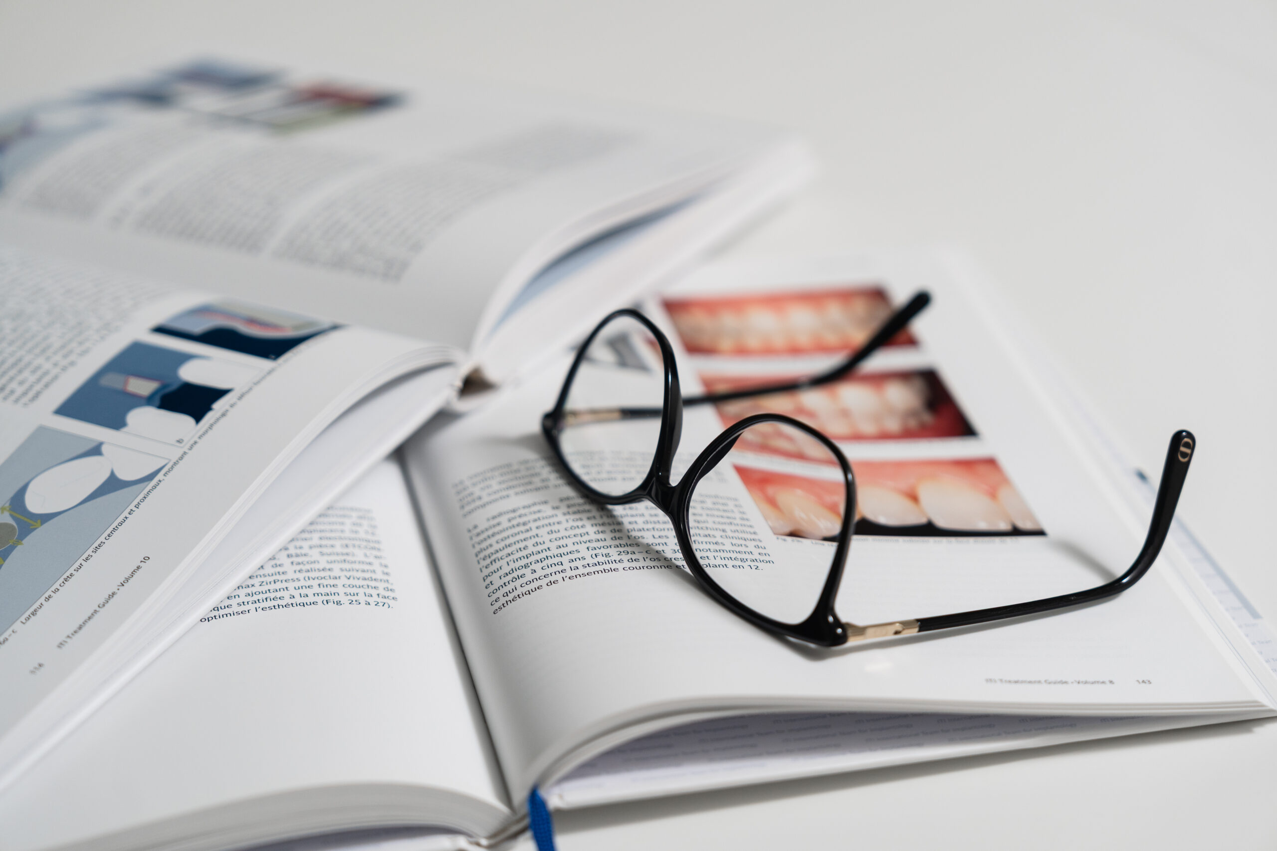 Publication scientifique en implantologie dentaire analyse clinique et suivi des implants