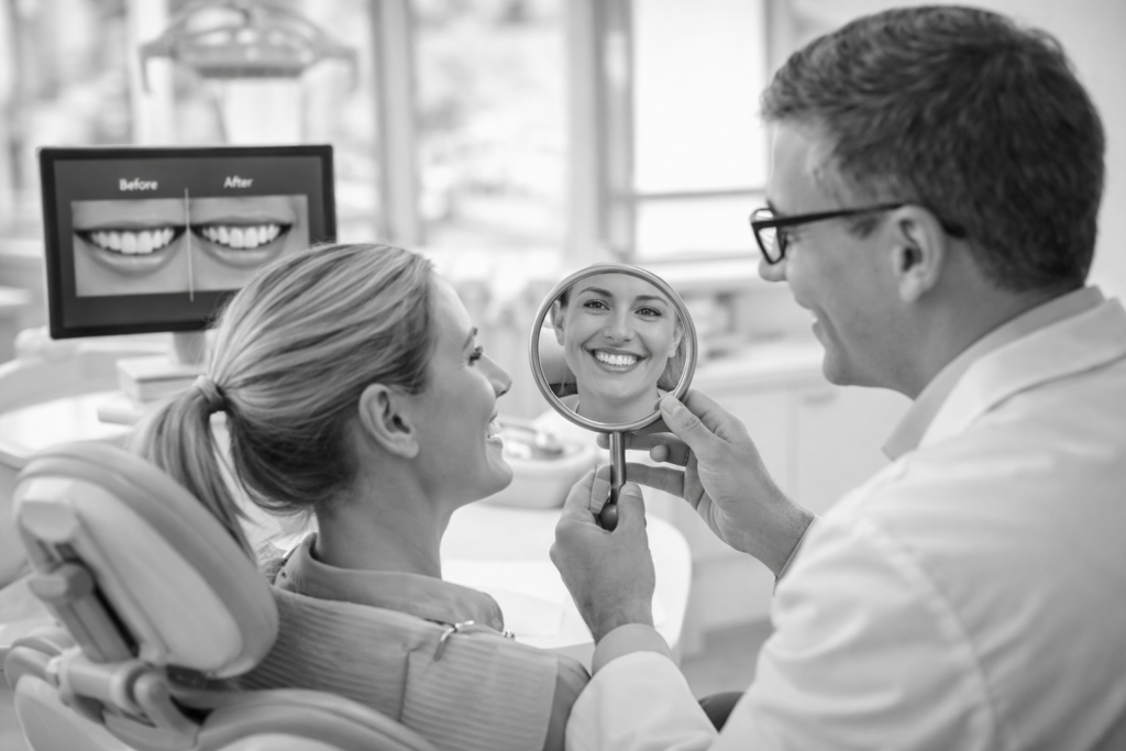 Dentiste montrant le résultat du sourire à une patiente à l’aide d’un miroir