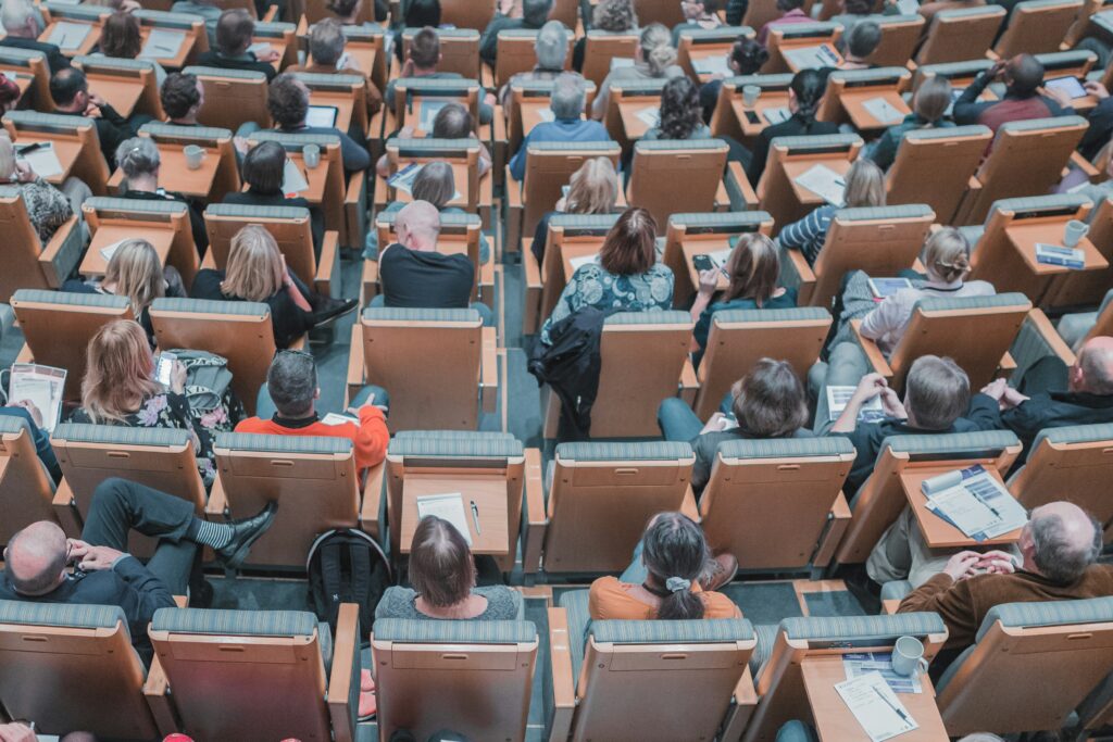 Participants assistant à un cours de formation en amphithéâtre