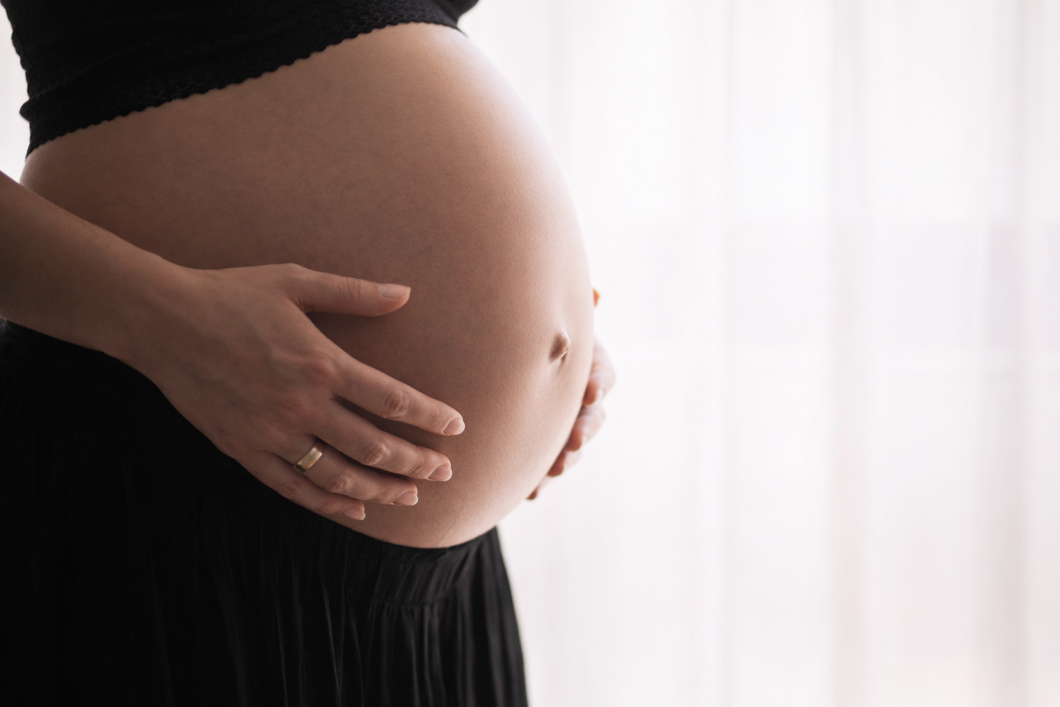 Femme enceinte tenant son ventre