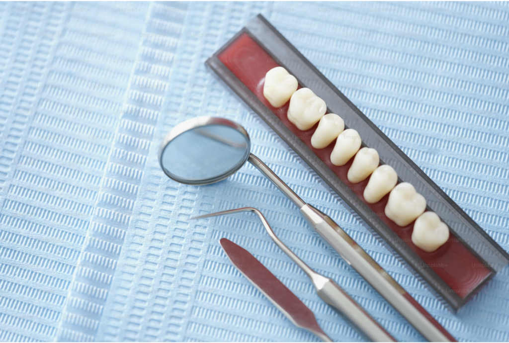 Couronnes dentaires et instruments dentaires utilisés pour la restauration des dents